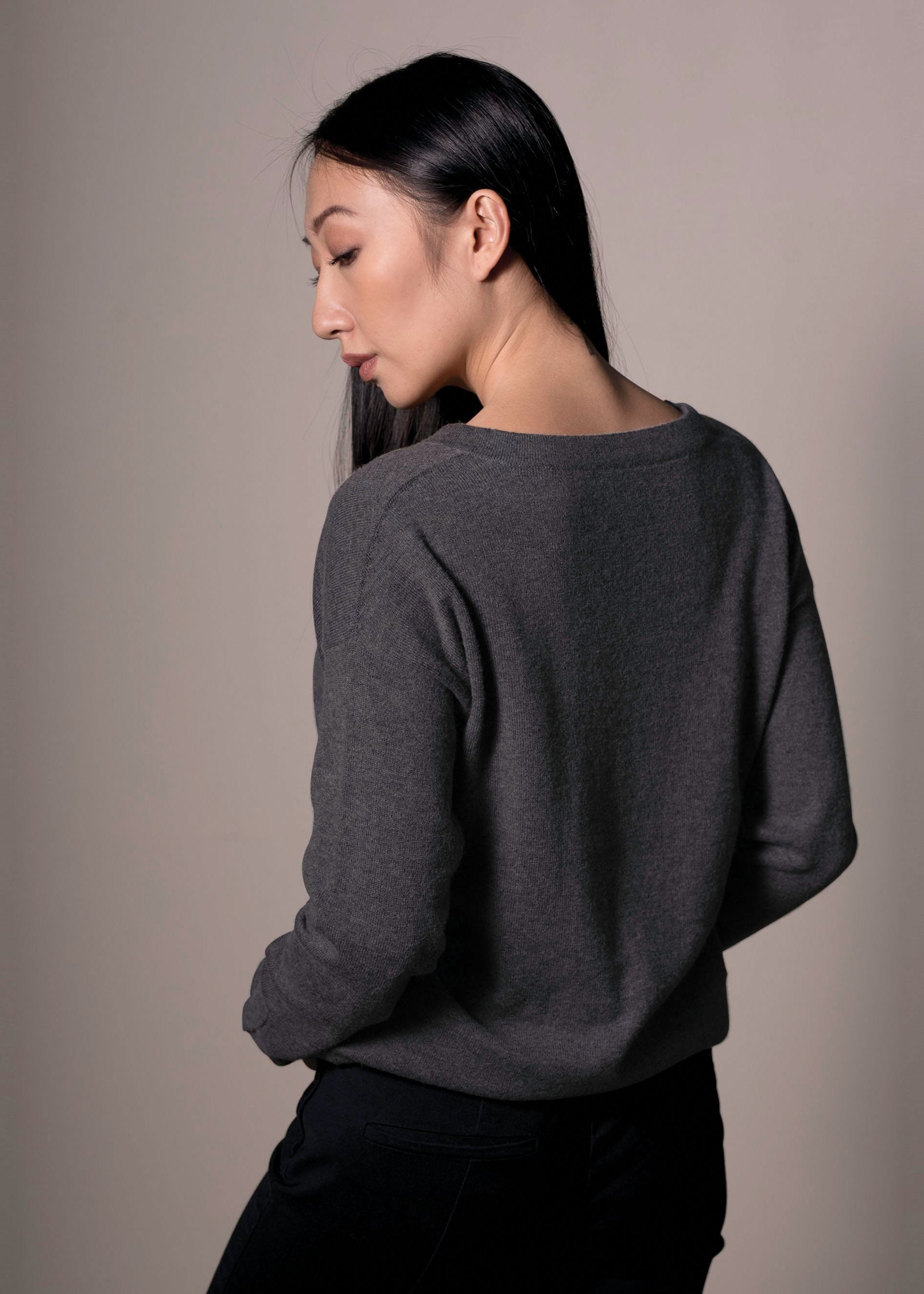 VALERIA | Our dropped shoulder cashmere V